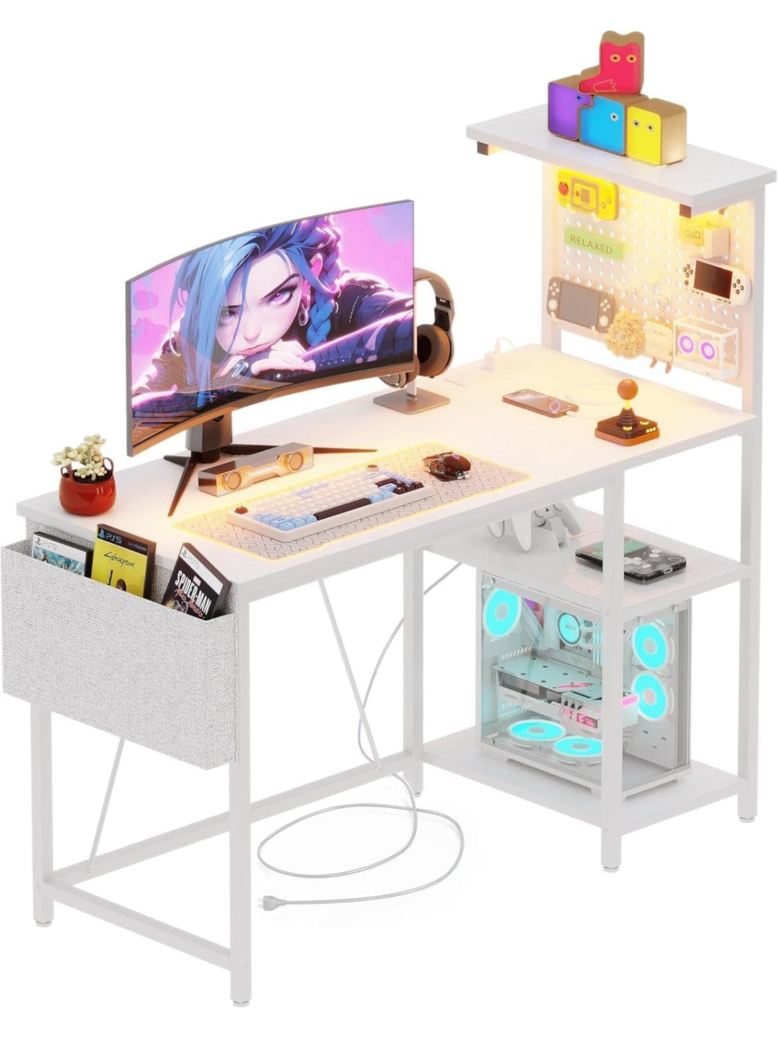 Escritorio gaming con panel perforado enchufe estantes reversibles y diseno para espacios pequenos
